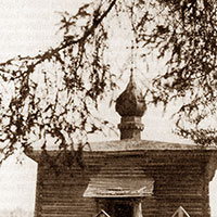 Деревенское кладбище у придорожной часовни на тракте Никольск – Великий Устюг – Вологда. Фото А. А. Линденберга, 1966 г.