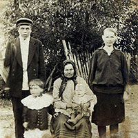 Крестьянская семья Новожиловых из с. Кубенское Вологодского округа. 1931 г.