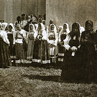 Праздничный день в селе Спасском Спасской волости Тотемского уезда Вологодской губернии. Снято М. Б. Едемским. 1924 г.