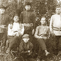 Юноши города Мезени в летних рубахах, подпоясанных кушаками. Начало ХХ в.