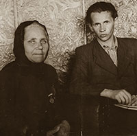 Фольклорист Николай Павлович Леонтьев и Маремьяна Романовна Голубкова, писатель и исполнительница сказов и причитаний. 1937 г.