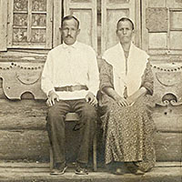 Сказительница Пелагея Никифоровна Коренная с сыном Петром Осиповичем Коренным. Заонежье, дер. Космозеро, 1920-е гг. Снимок из каталога «Жители Заонежья на фотографиях в. п. XIX – п. п. XX вв.». Музей-заповедник «Кижи».