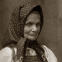 М. Д. Кривополенова и О. Э. Озаровская на сцене Политехнического музея. 