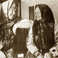 Собирательница О. Э. Озаровская и сказительница М. Д. Кривополенова