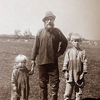 Сказитель Максим Григорьевич Антонов с внуками, дер. Усть-Низема. 1928 г.