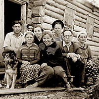 К. В. Чистов (второй справа) во время экспедиции на Онежском озере. 1953 г.