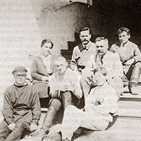 Участники экспедиции 1927 г. (Кенозеро). Справа налево: С. П. Бородин, Б. М. Соколов, Ю. М. Соколов, П. А. Грушников, В. И. Чичеров, В. А. Дынник, крестьянин-возник