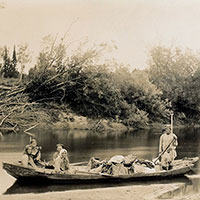 Зыряне, возвращающиеся со сбора морошки. Фото Ю. М. Шокальского. 1890 г.