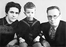 Кирилл  Васильевич и Белла Ефимовна Чистовы с сыном Ефимом. 
  Петрозаводск,  декабрь 1949 г.