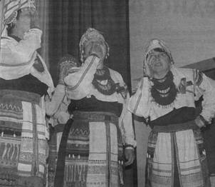 На сцене представители вепсского народного хора Республики Карелия. Фото автора