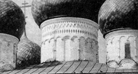 Купола Успенского собора в Белозерске. Фото В. Титова