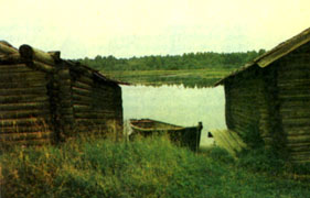 Старые лодочные сараи на реке Ухтоме. Фото Н. Макарова