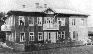 Дом Бриллиантовых в деревне Цыпино. До 1913 г. Фото из альбома Г. Л. Чичериной