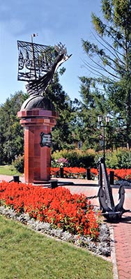 Памятник российским землепроходцам и мореходам. Архитектор Виктор Михайлов