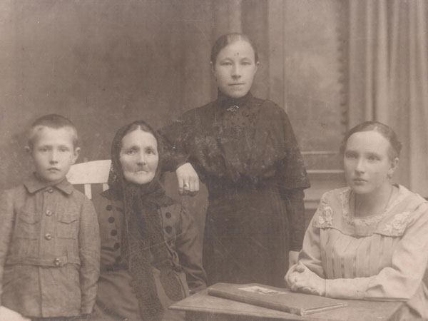 Манефа Ивановна Попова с матерью Бакониной Еленой Евгеньевной, сестрой Бакониной Марией Ивановной и братом Бакониным Николаевм Ивановичем