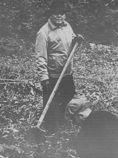 Маршал  Конев родом из крестьянской семьи и работа в саду была для него удовольствием