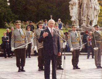 У мемориала Советской армии выступает председатель Законодательного Собрания Вологодской области Николай Тихомиров