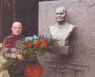 Наталия Конева у памятника, который воздвигли её отцу – маршалу Ивану Коневу – благодарные словаки
