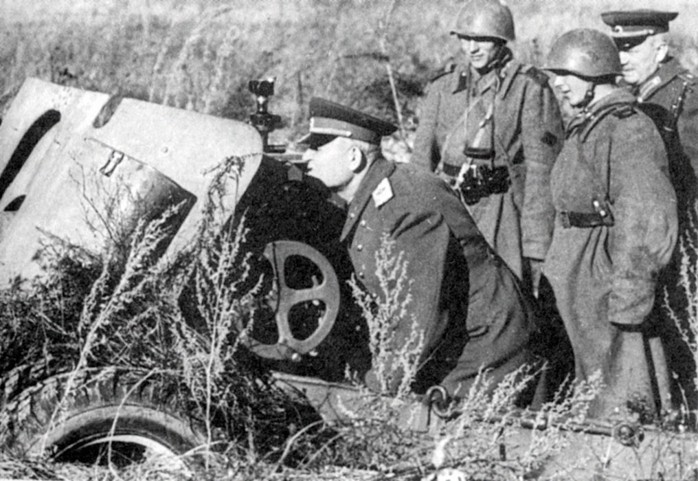 1 украинский фронт командующий. конев). командуя 1 м украинским фронтом. командующий фронтами 1-й белорусский фронт. командующий вторым украинским фронтом.