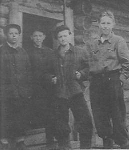 Сиземская молодежь до затопления. Анатолий Катяшичев второй справа