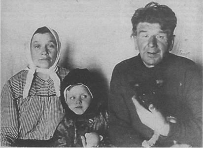 Анна Ивановна и Иван Алексеевич Катяшичевы с внучкой Надей и любимой собачкой Розкой. Фото 1958 года