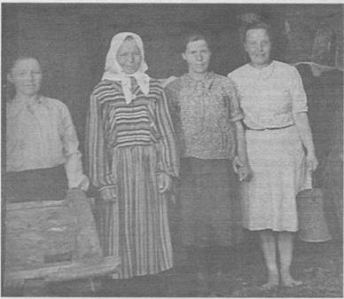 Односельчане деревни Прокунино. Клавдия Ермакова справа