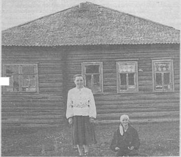 Клавдия Ермакова с подругой Ниной Осюковой в деревне Прокунино