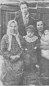 Николай Петрович Кузьмин с женой Лидией, старшими детьми Валентиной и Анатолием и матерью Натальей Петровной у своего дома. 1940-е гг.