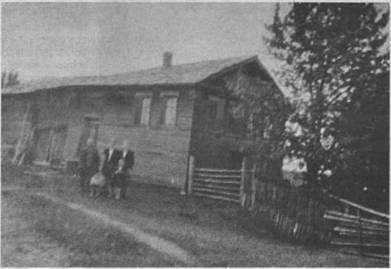 Д. Болванцы, Брыгин край, дом дяди Пети и тёти Клавдии Зябловых (Корешковых). У этих стен часами слушали единственный на деревню патефон