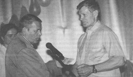 Награду Валентину Зяблову, начальнику Девятинского гидроузла (справа), вручает Николай Ширяев, главный инженер ГБУ «Волго-Балт»