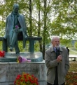 У памятника Н. М. Рубцову в Тотьме
