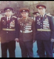 Н. И. Кузнецов (в центре) среди участников парада Победы в Москве