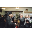 На юбилее у епископа Вологодского и Великоустюжского Максимилиана. 2000 г. В. В. Кудрявцев вручает Владыке подарки