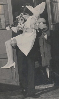 Супруг первым в городе вынес ее из ЗАГСа на руках