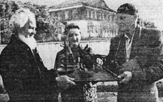 Мастера передают подкованную  блоху в дар музею.