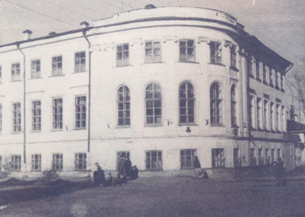 Здание бывшего  Губернского дворянского собрания (ныне – Филармония им. В. А. Гаврилина), где в  то время располагалась Вологодская областная библиотека.