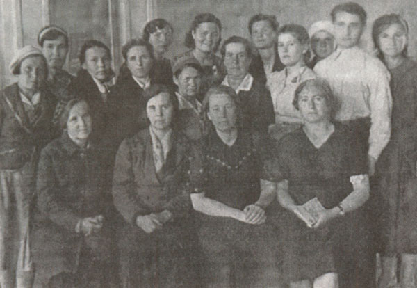 Коллектив  библиотеки во время Великой Отечественной войны. Мама Веры  Владимировны стоит крайняя справа.