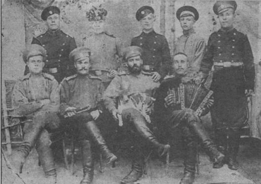 В первом ряду с собачкой на коленях Алексей Рочев из с. Краснобор