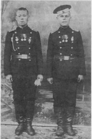 И.П. Ракин (слева)