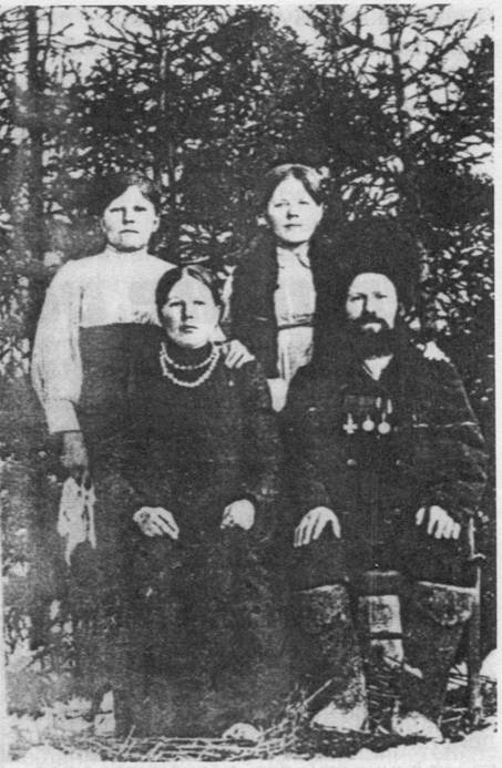 П. Г. Сюрвасев с родными. 1909 г.