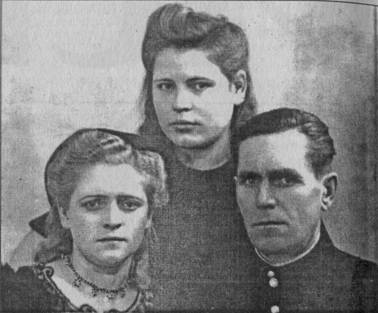 На фото: Иван Артемьевич Артемьев с дочерьми Анной и Лидией