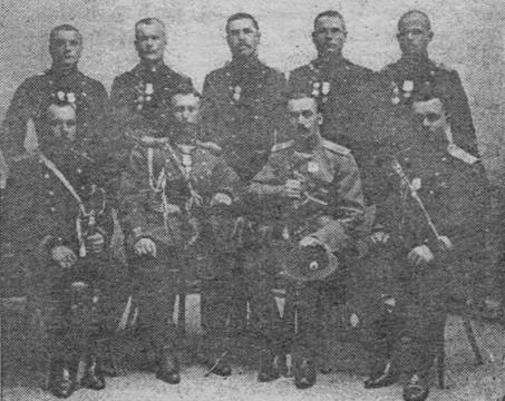 Капралов Ефим Арсентьевич с офицерами и солдатами (Ефим Арсентьевич – крайний справа во втором ряду)