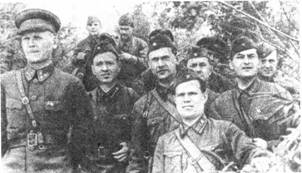 Командующий 19-й армией И.С. Конев (слева) и писатели М.А. Шолохов, А.А. Фадеев, Е.П. Петров под Смоленском. 1941 г.