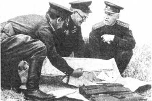 Представитель Ставки ВГК маршал СССР Г.К. Жуков и командующий Степным фронтом генерал И.С. Конев на Курской дуге. Июль, 1943 г.