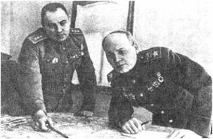 И.С. Конев у оперативной карты. Рядом М.В. Захаров.