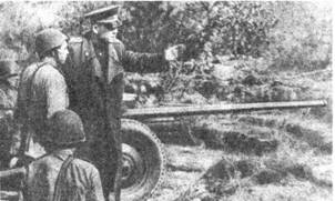 И.С. Конев на огневых позициях артиллеристов. Март, 1944 г.