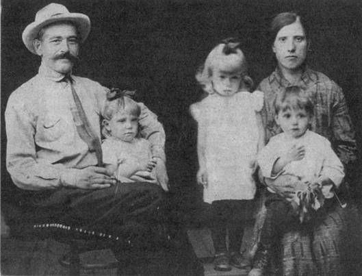 Андрей Александрович с женой и детьми. У него на руках Ольга, у Пелагеи Никитичны – Дмитрий, стоит Нина (фото 1930 года)