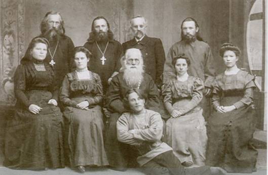 Семья Турундаевских. Афанасий в первом ряду (на полу)