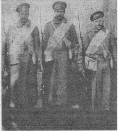 Влас Прокопьевич с сослуживцами в форме солдата Первой мировой войны