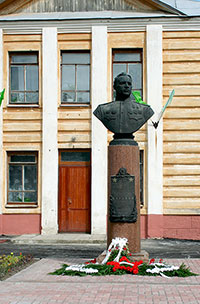Памятник дважды Герою Советского Союза, прославленному летчику Александру Клубову, с. Кубенское.